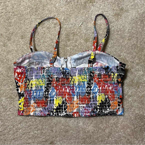 - Super cute crop to/ Size M.         D1 - Picture 7 of 9